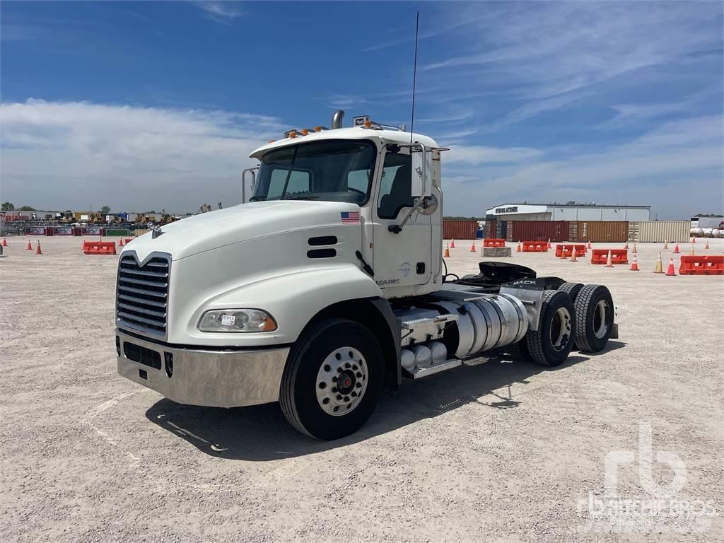 Mack CXU613 Sadulveokid