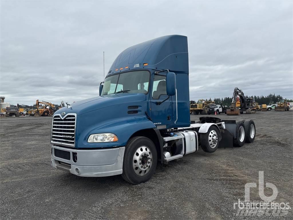 Mack CXU613 Sadulveokid