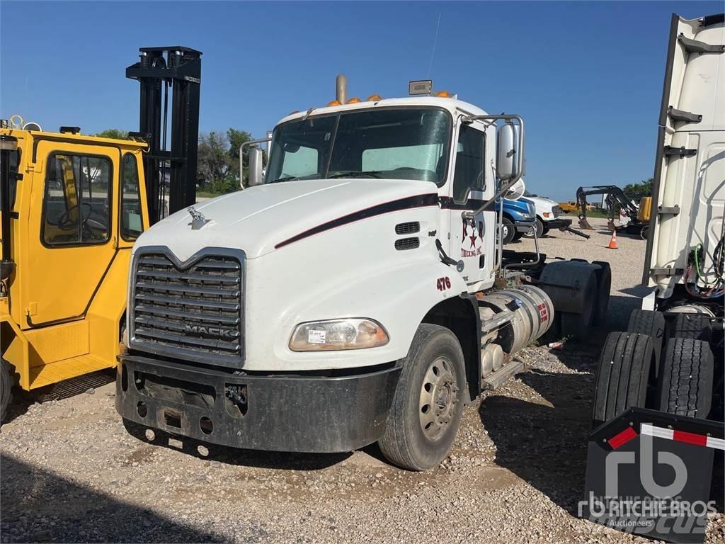 Mack CXU613 Sadulveokid