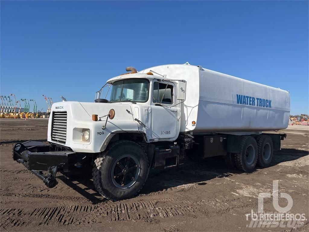 Mack DM Veepaagiga autod