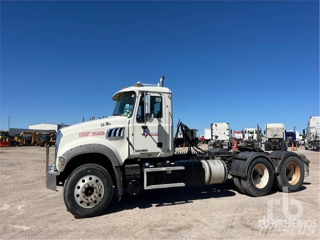 Mack GU713 Sadulveokid