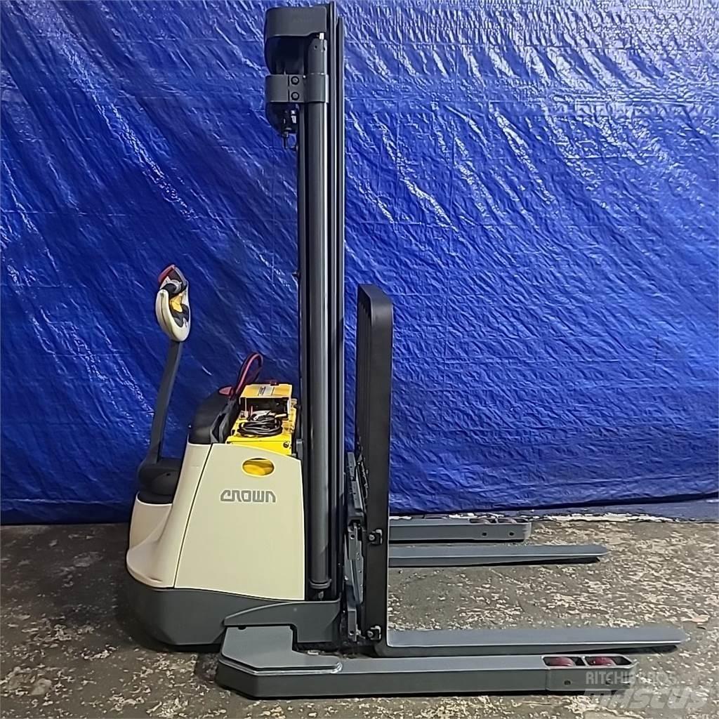 Crown SX3000-40 Platvormiga virnastajad