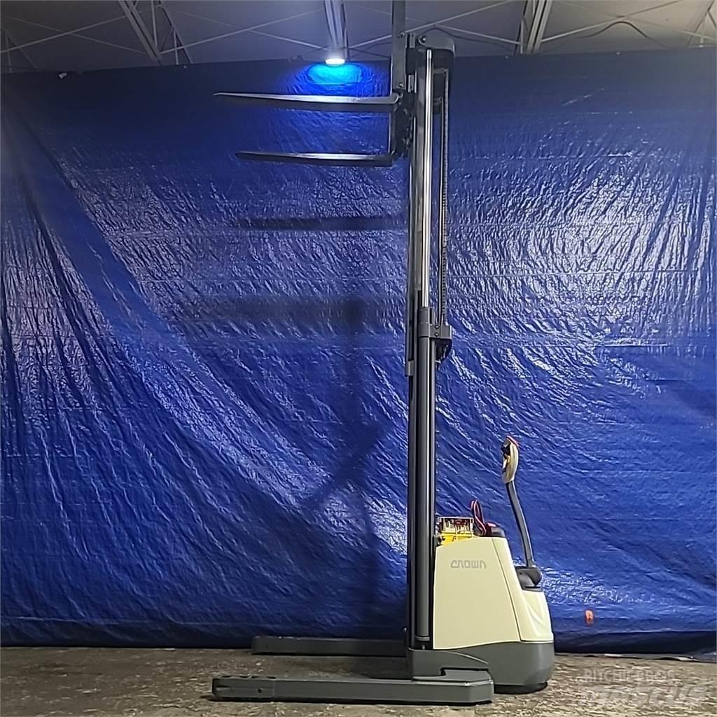 Crown SX3000-40 Platvormiga virnastajad