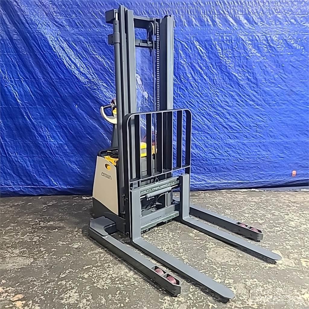 Crown SX3000-40 Platvormiga virnastajad