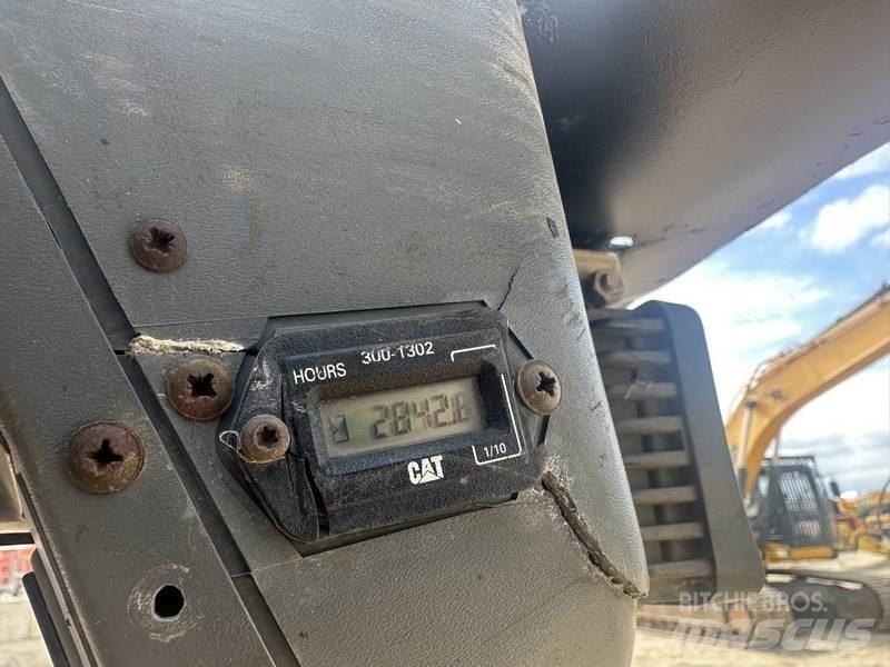 CAT 236B Muu