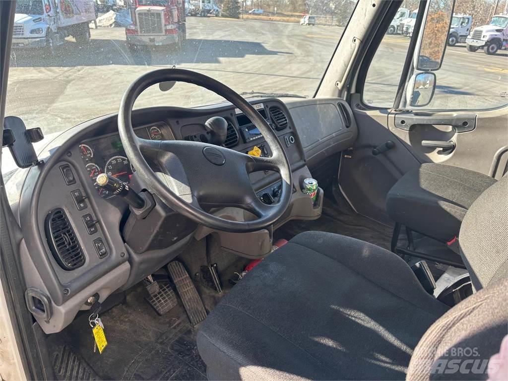Freightliner M2 106 Furgoonautod