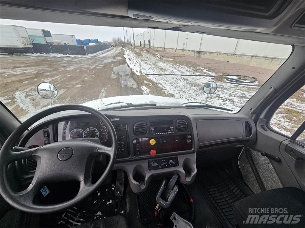 Freightliner M2 106 Sadulveokid