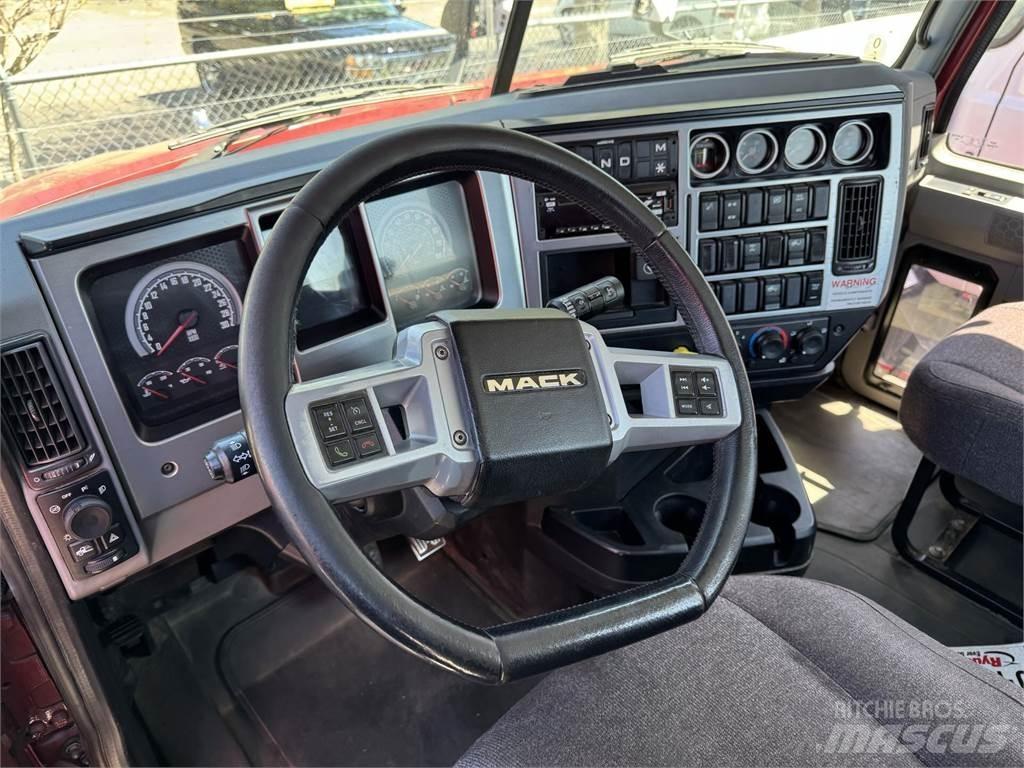 Mack AN64T Sadulveokid