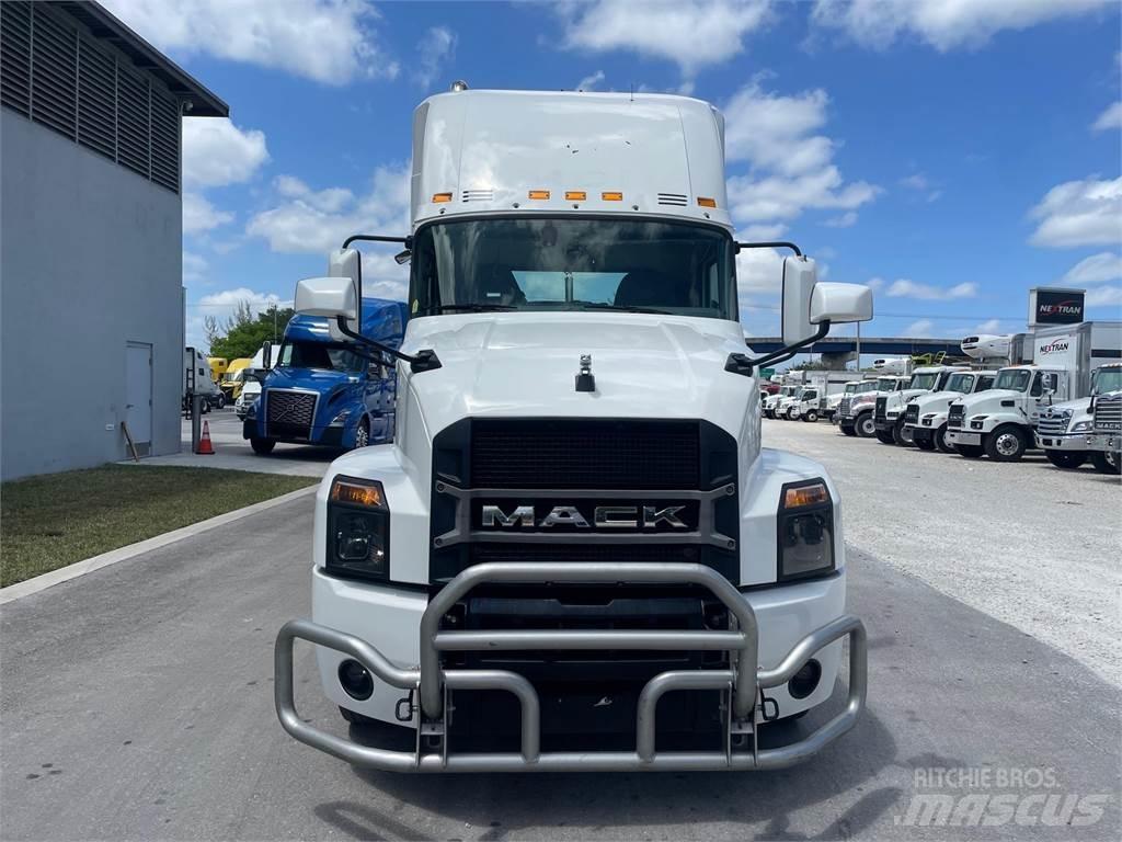 Mack AN64T Sadulveokid