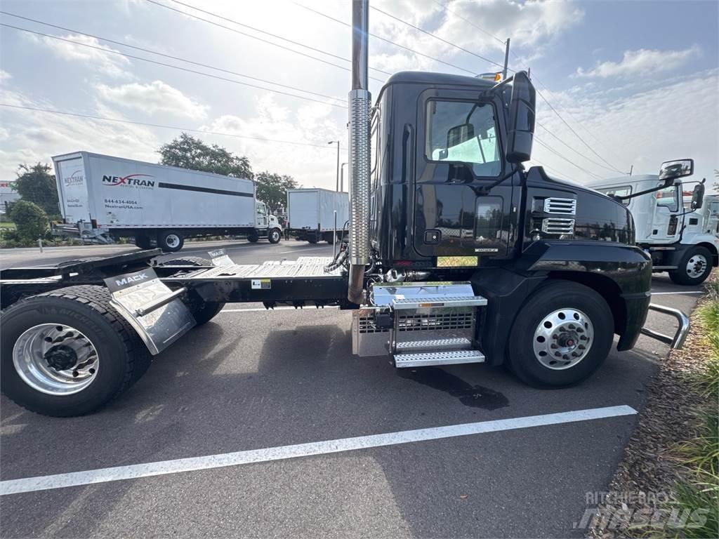 Mack AN64T Sadulveokid