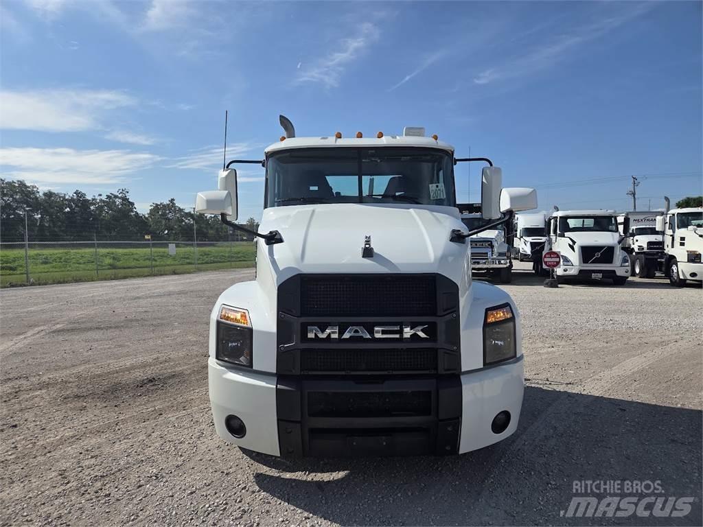 Mack AN64T Sadulveokid