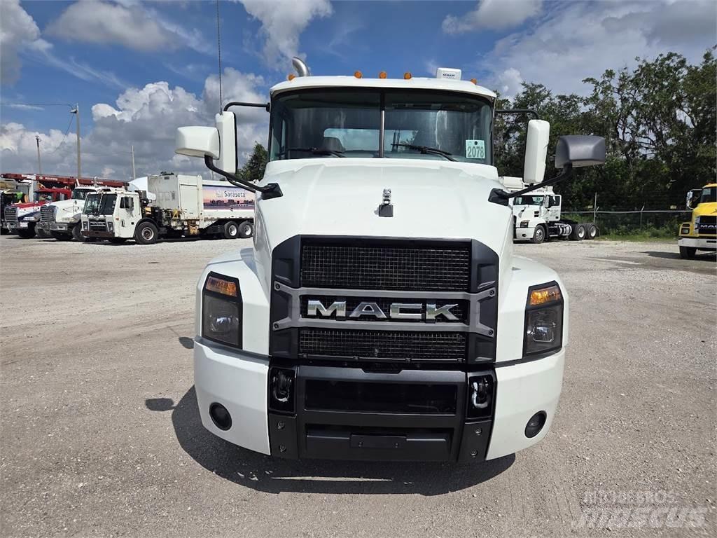 Mack AN64T Sadulveokid