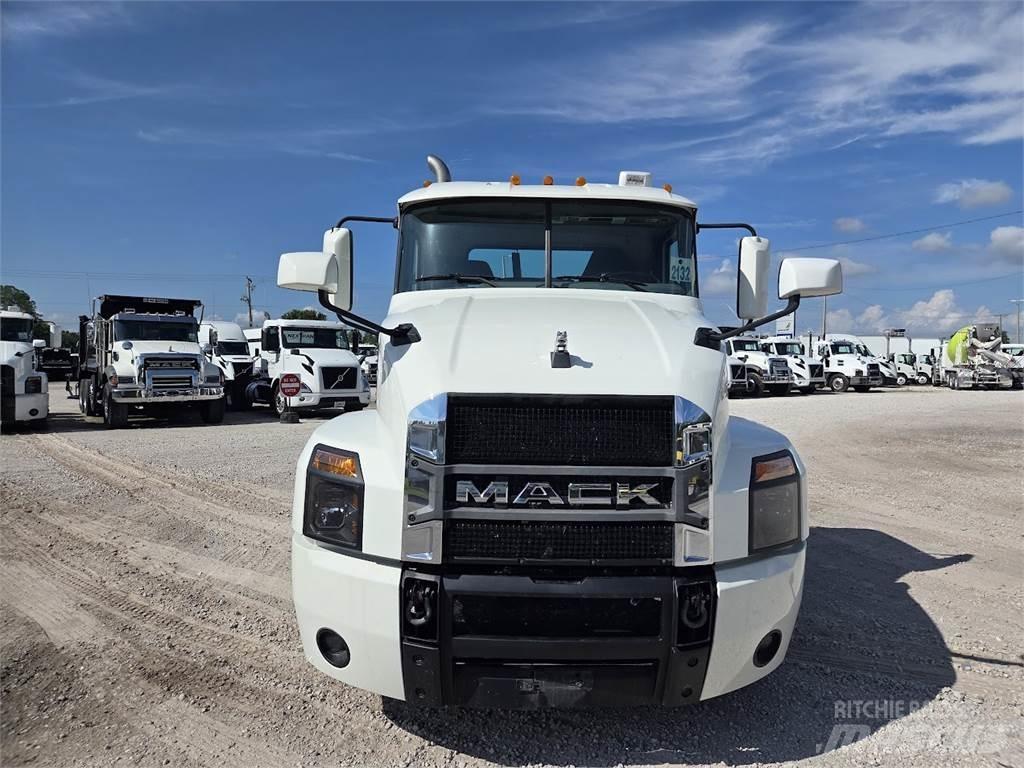 Mack AN64T Sadulveokid