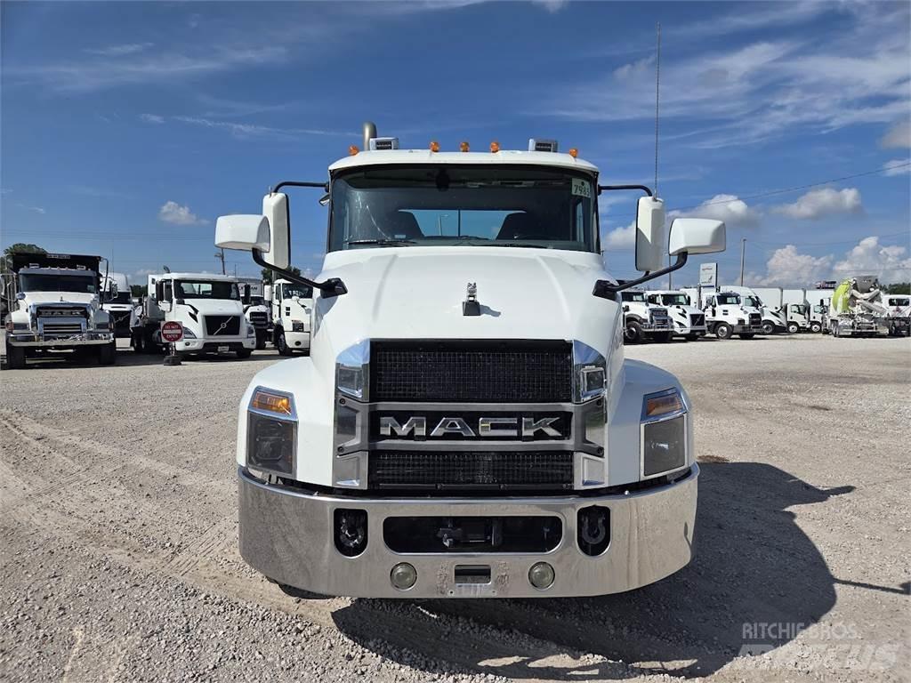 Mack AN64T Sadulveokid