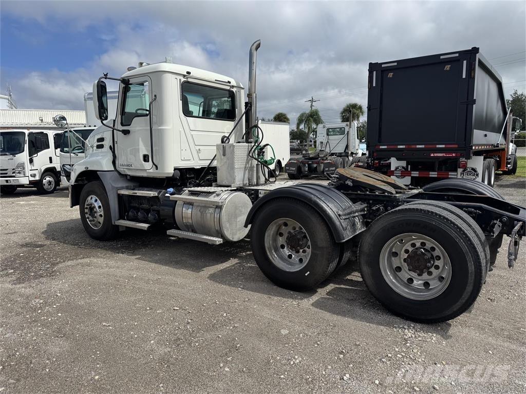 Mack CXU613 Sadulveokid