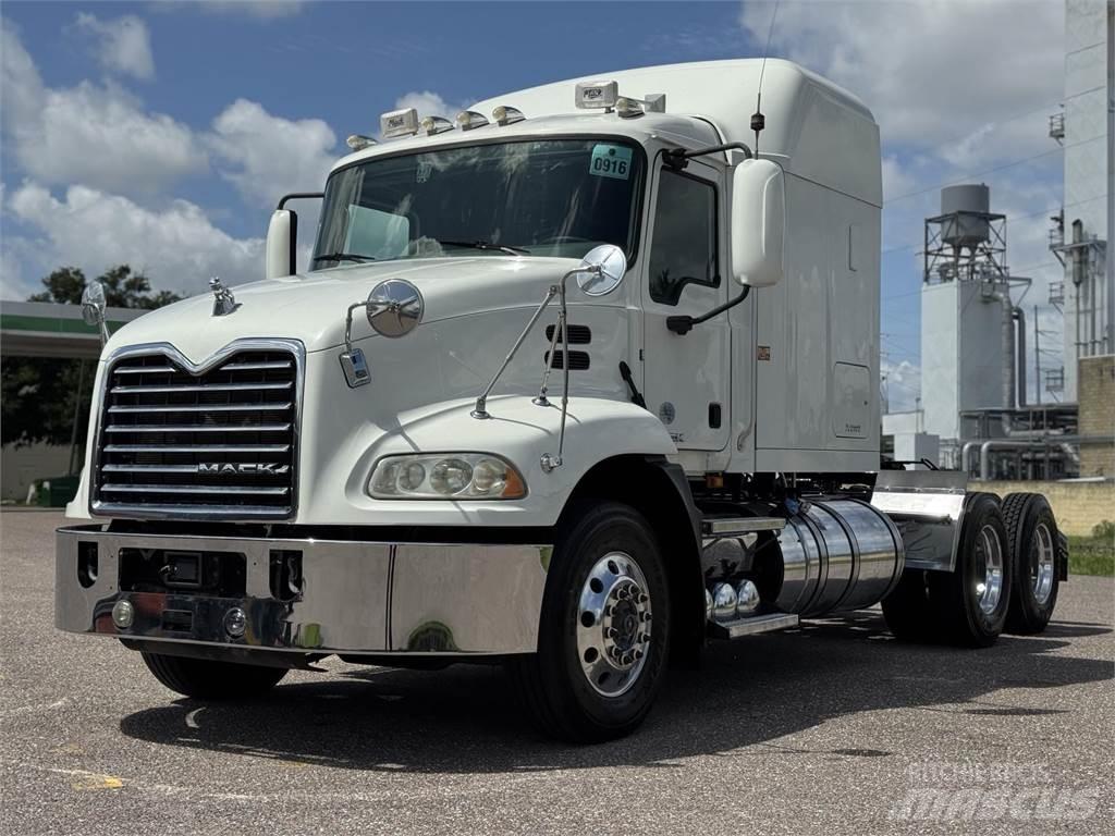 Mack CXU613 Sadulveokid
