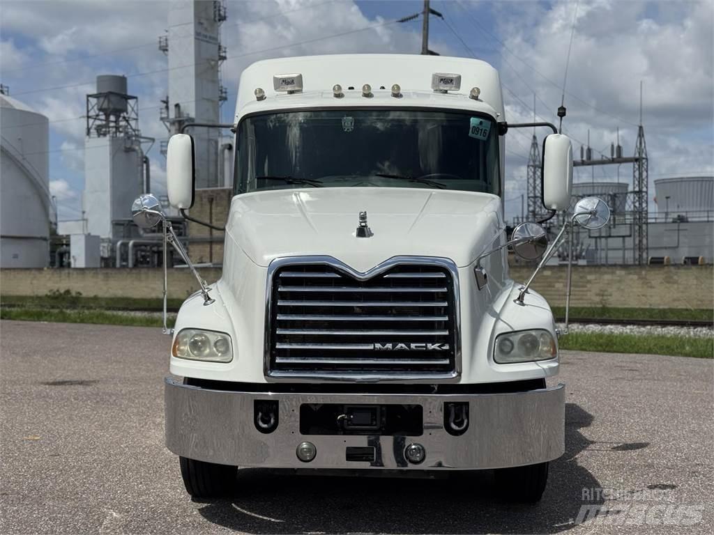 Mack CXU613 Sadulveokid
