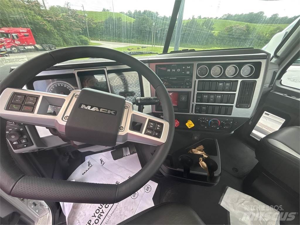 Mack GR64FT Sadulveokid