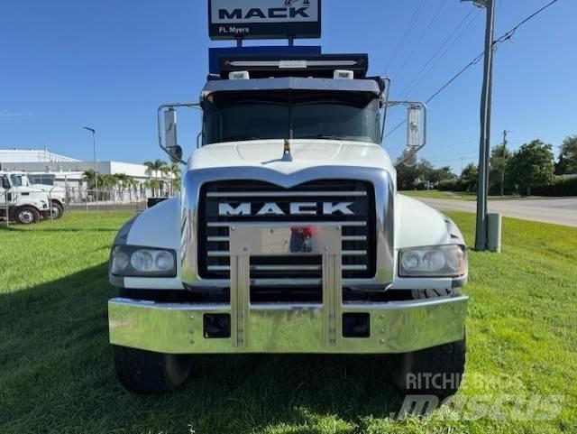 Mack GU713 Sadulveokid