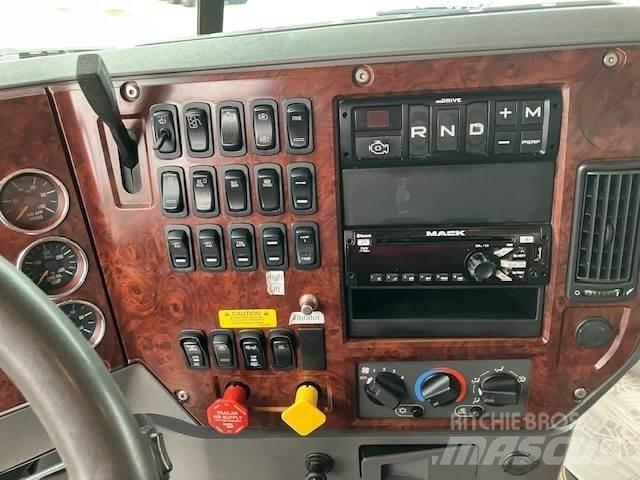Mack GU800 Raamautod