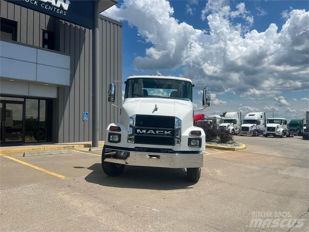 Mack MD642 Raamautod