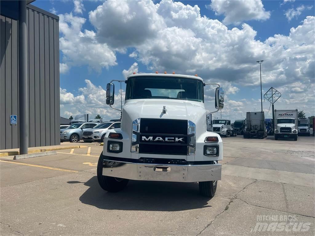 Mack MD742 Raamautod