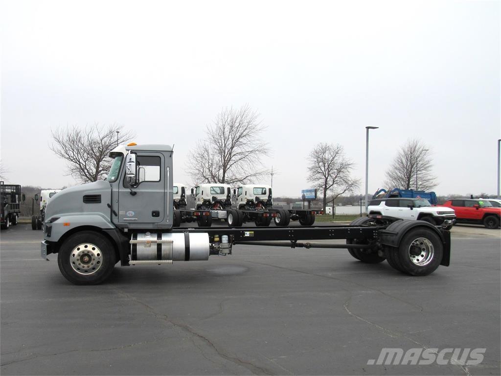 Mack MD742 Raamautod