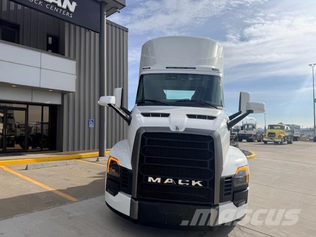 Mack PR64T DAYCAB Sadulveokid