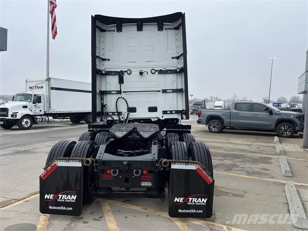 Volvo NEW VNL860 Sadulveokid