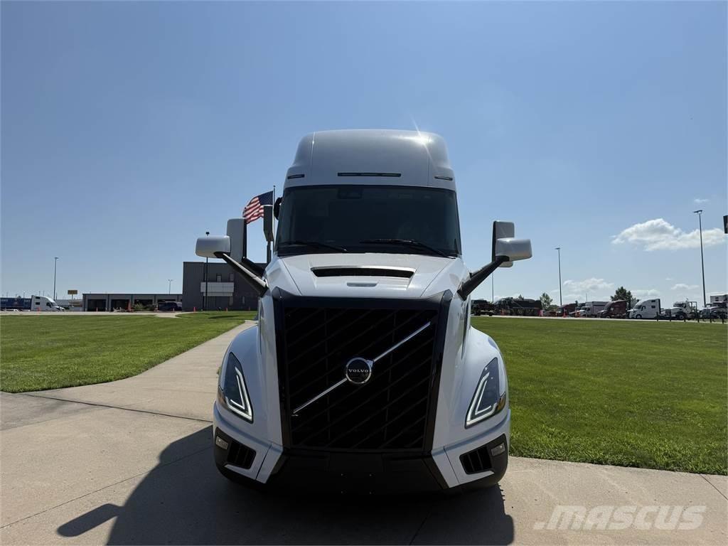 Volvo NEW VNL860 Sadulveokid