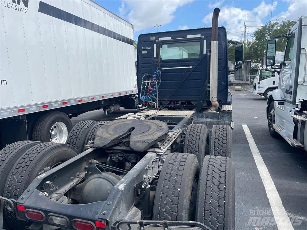 Volvo VNL64T300 Sadulveokid