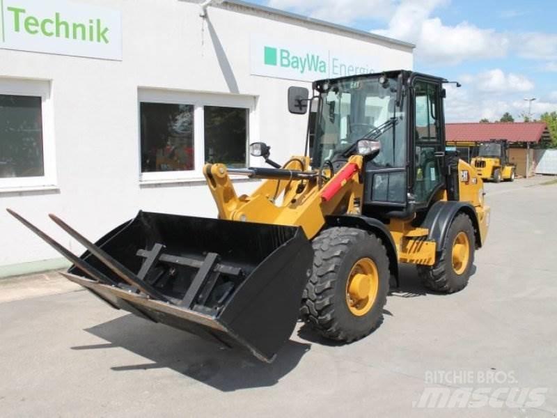 CAT 907 Rataslaadurid