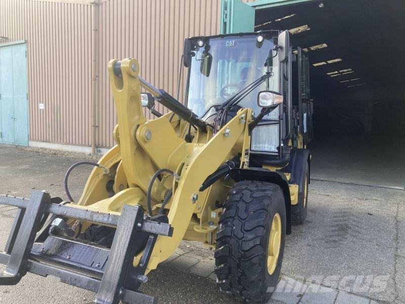 CAT 907 Rataslaadurid