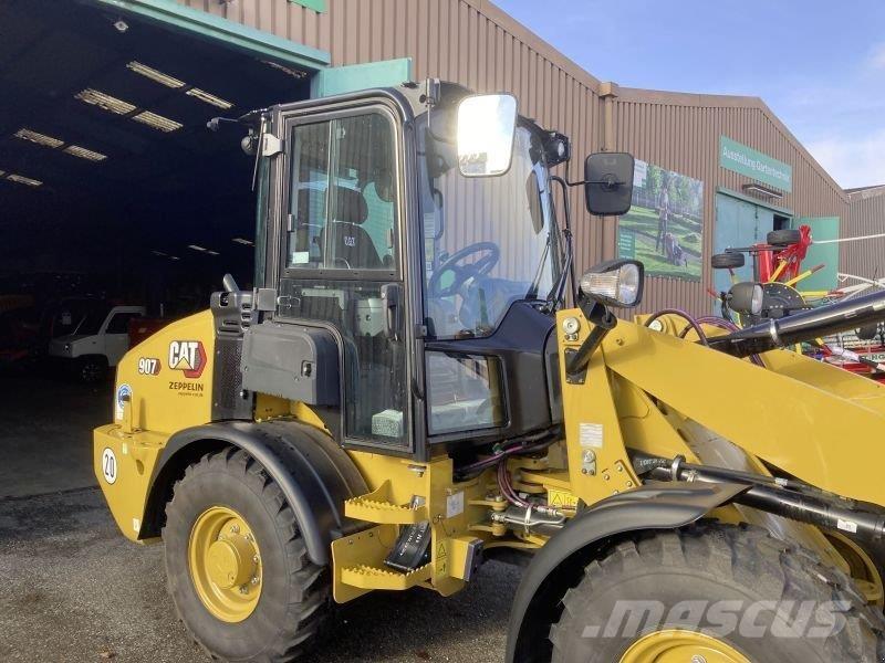 CAT 907 Rataslaadurid