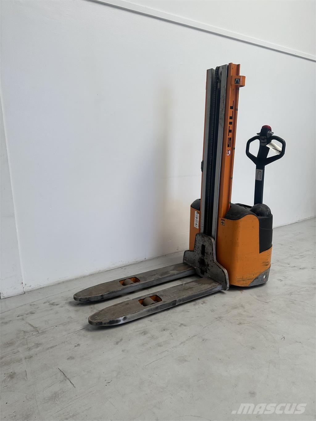 Still EGV 10 Järelkäidavad virnastajad