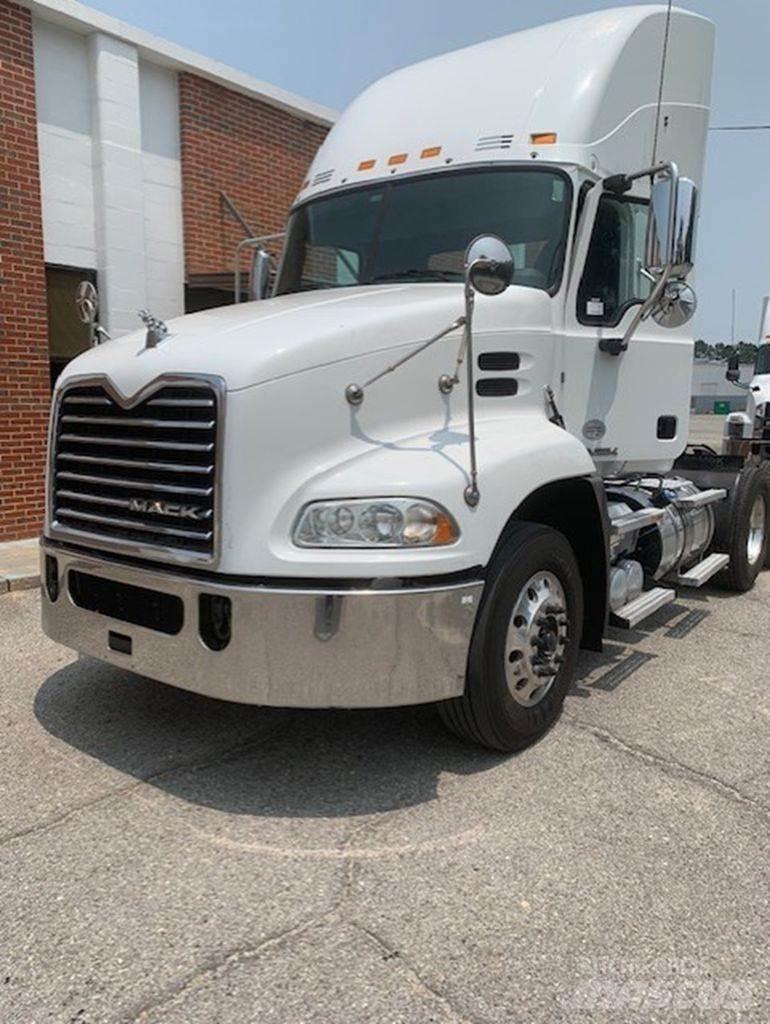 Mack CXU613 Sadulveokid