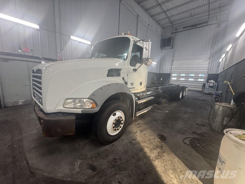 Mack GU813 Raamautod