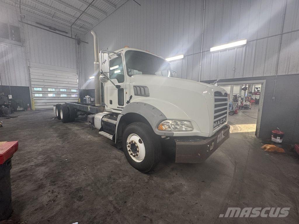 Mack GU813 Raamautod