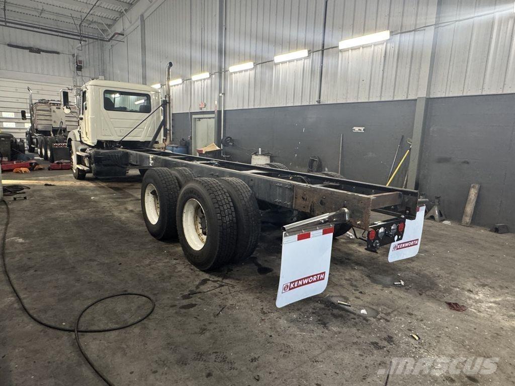 Mack GU813 Raamautod