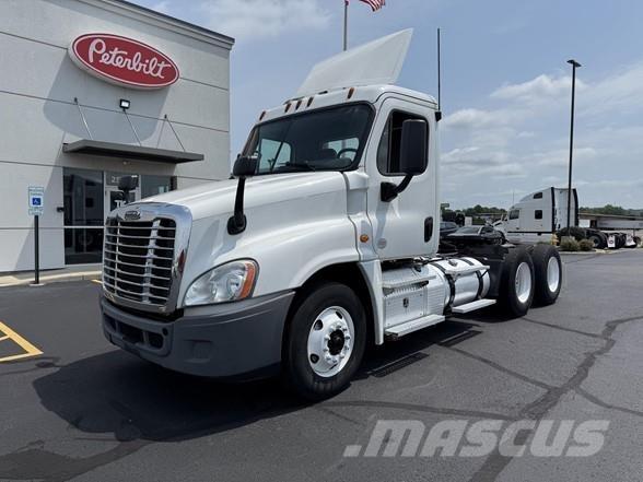 Freightliner CASCADIA 113 Sadulveokid