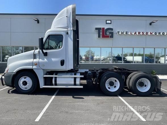 Freightliner CASCADIA 126 Sadulveokid