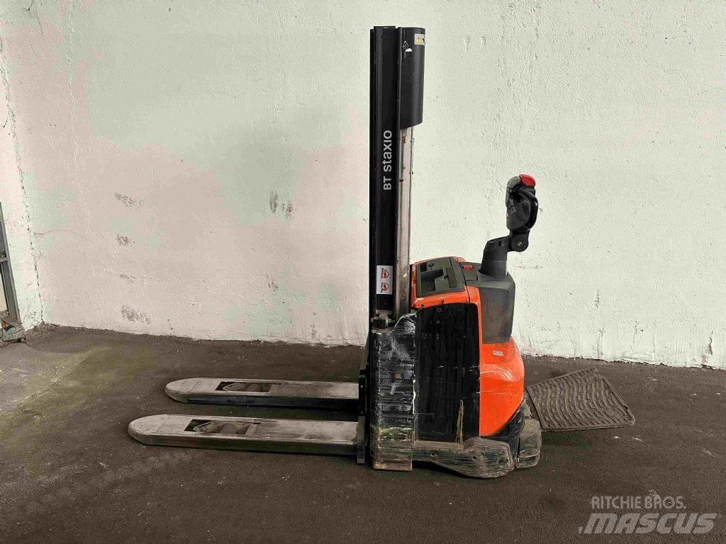 BT SWE 100 Järelkäidavad virnastajad