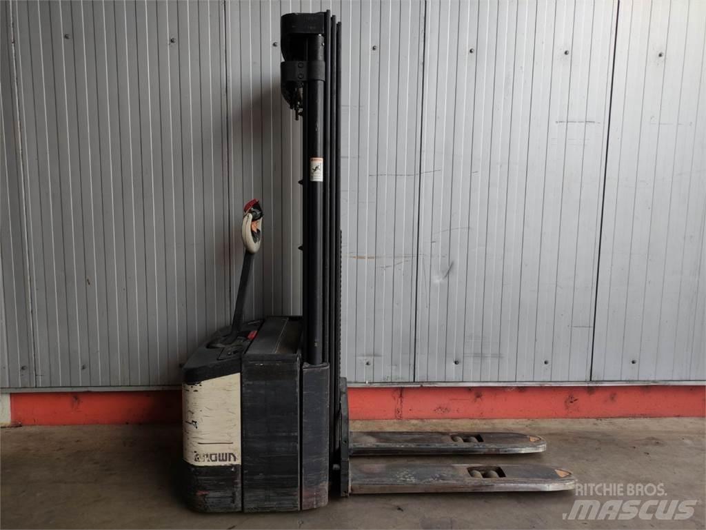 Crown WE 2300-1.6 TT Järelkäidavad virnastajad