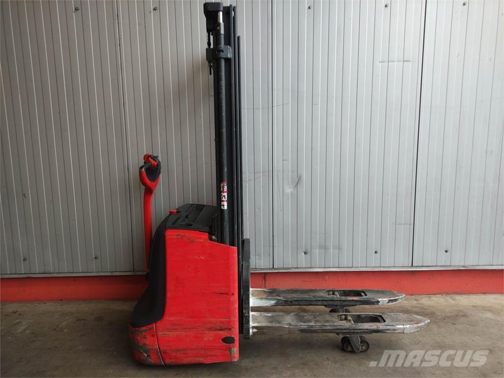 Linde L12 i Järelkäidavad virnastajad