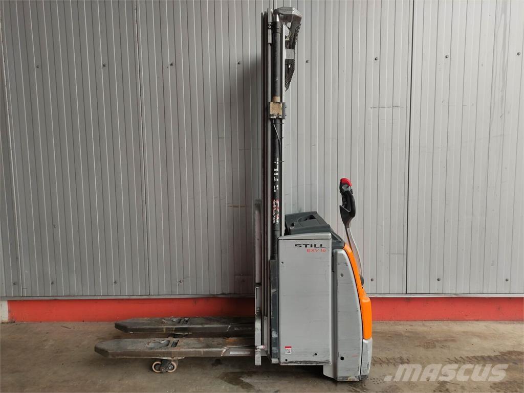 Still EXV 16 i Järelkäidavad virnastajad