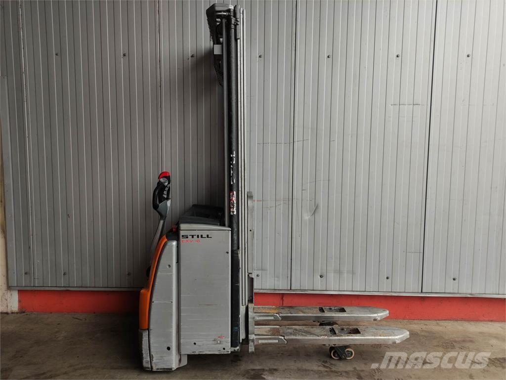 Still EXV 16 i Järelkäidavad virnastajad