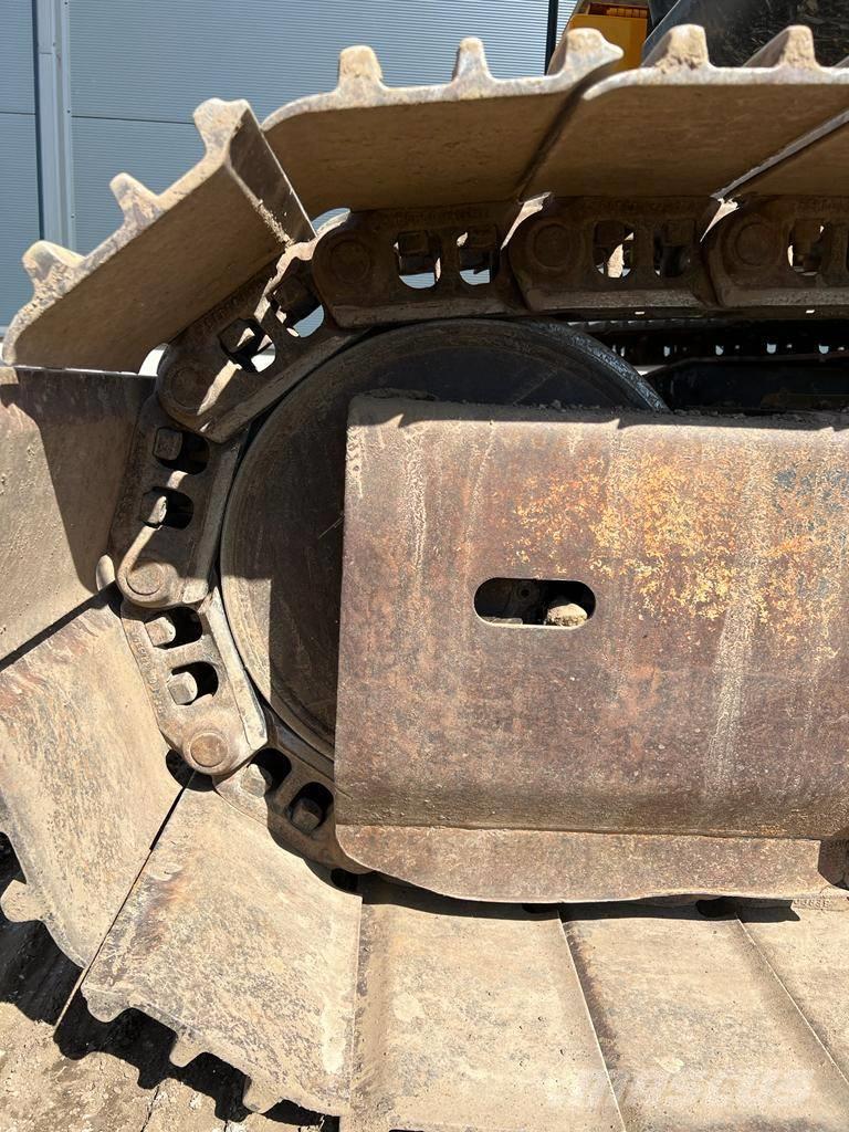 JCB JS 130 LC Roomikekskavaatorid