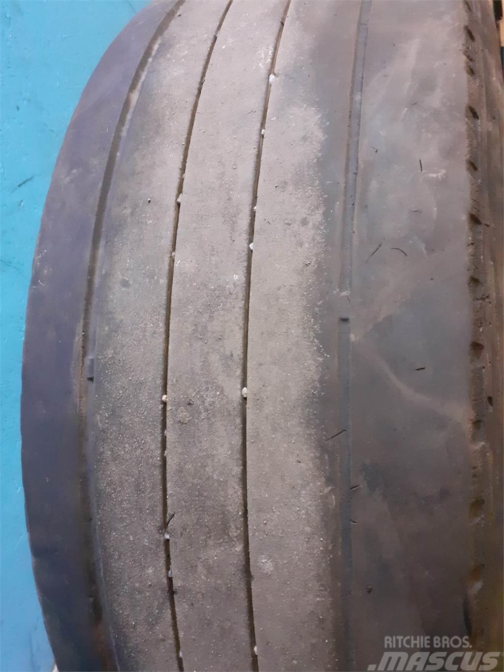  19.5 285/70R19.5 Tyres, wheels and rims