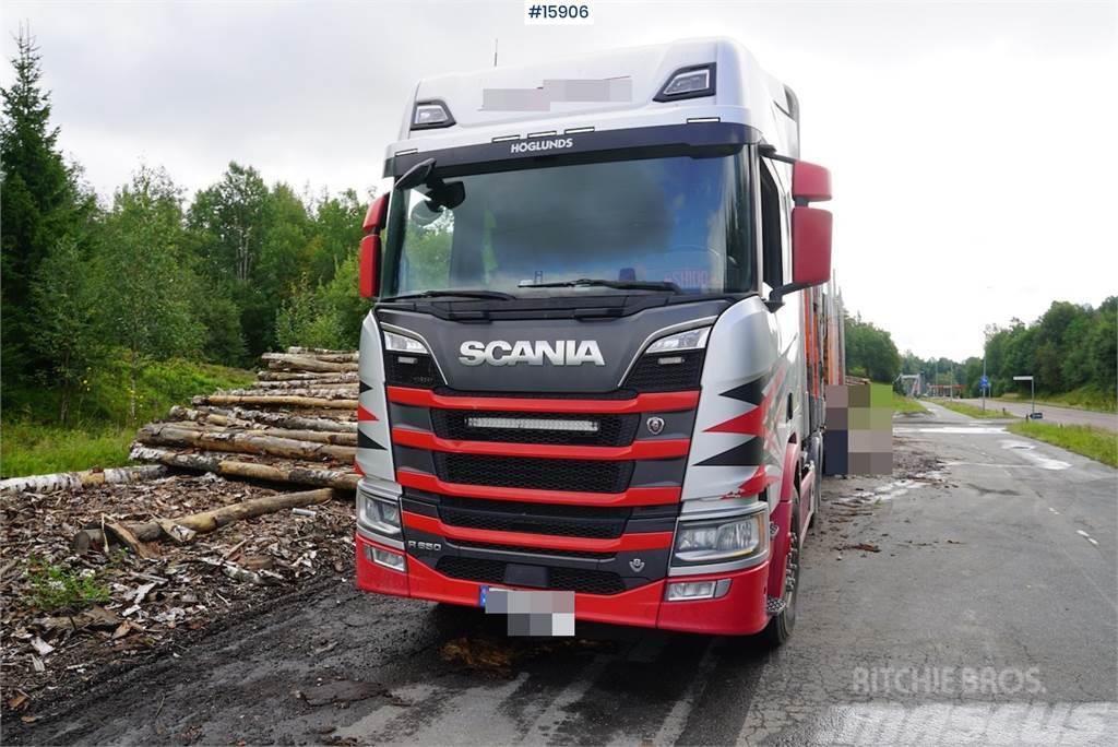 Scania R650 6x4 timber truck with crane Metsaveokid