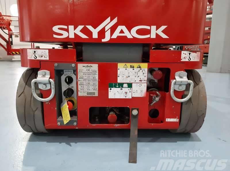 SkyJack SJ 12 Vertikaalsed mast tõstukid